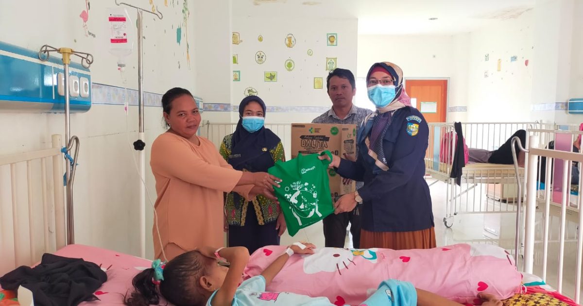 Foto Kabid Kesmas Meity Tombinawa bersama jajaran saat menyerahkan bantuan
