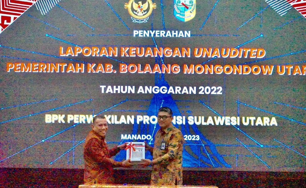 Foto Istimewa Bupati Bolmut saat menyerahkan LKPD Tahun 2022 Kepada Kepala BPK RI Perwakilan Sulut