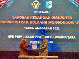 Foto Istimewa Bupati Bolmut saat menyerahkan LKPD Tahun 2022 Kepada Kepala BPK RI Perwakilan Sulut