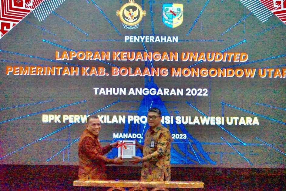 Foto Istimewa Bupati Bolmut saat menyerahkan LKPD Tahun 2022 Kepada Kepala BPK RI Perwakilan Sulut