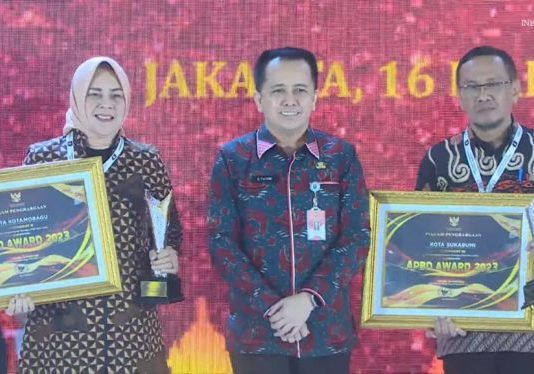 Watikota Tatong Bara Terima Penghargaan APBD Award Tahun 2023