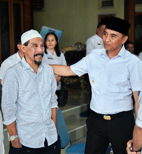 Bupati Boltim Sam Sachrul Mamonto dan mantan Bupati Sehan Landjar