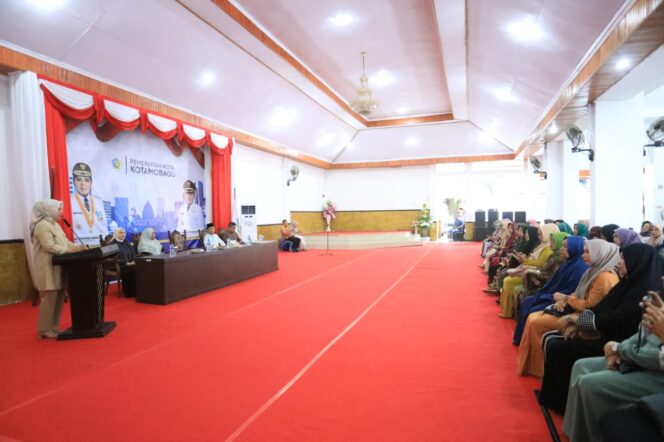 Walikota Tatong Bara Hadiri Sosialisasi Pentingnya Peran Istri