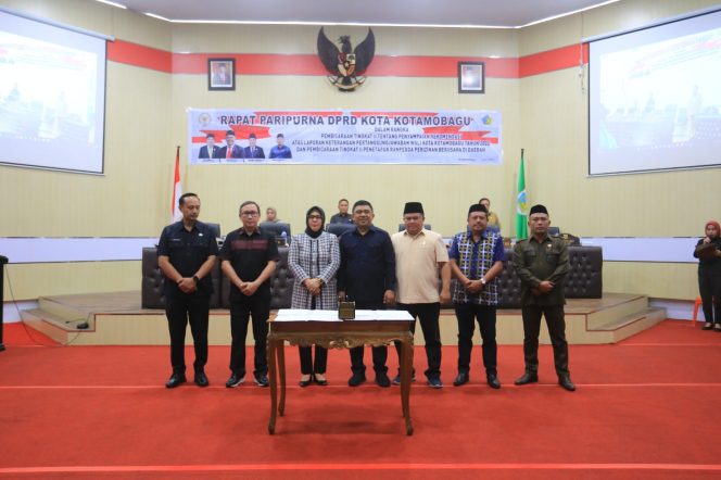 Wali Kota Kotamobagu, Ir. Hj. Tatong Bara menghadiri Rapat Paripurna DPRD Kota Kotamobagu dalam rangka pembicaraan tingkat II penyampaian rekomendasi atas Laporan Keterangan Pertanggungjawaban (LKPJ)
