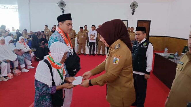 Walikota Tatong Bara Berikan Uang Saku Bagi CJH Asal Kotamobagu Tahun 2023