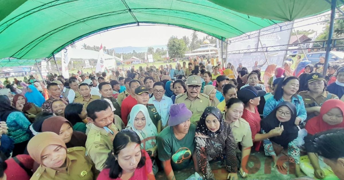 Pj Bupati Bolmong Limi Mokodompit Buka Gerakan Pangan Murah di Kecamatan Daratan Dumoga