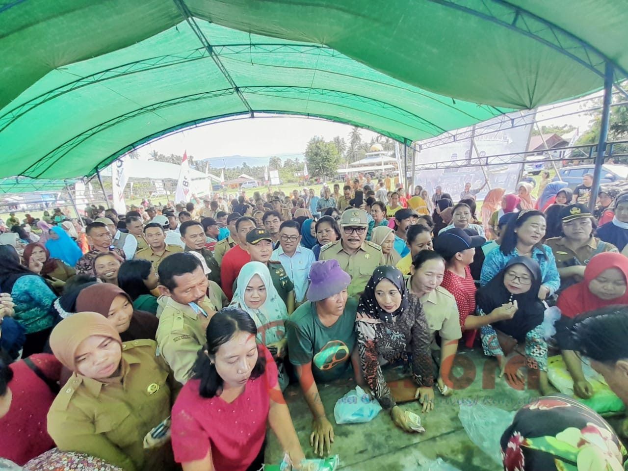 Pj Bupati Bolmong Limi Mokodompit Buka Gerakan Pangan Murah di Kecamatan Daratan Dumoga