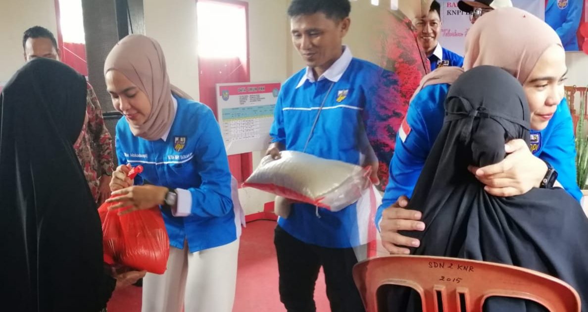 KNPI Bolmong Bagi Bagi Sembako Untuk Lansia di Daratan Dumoga