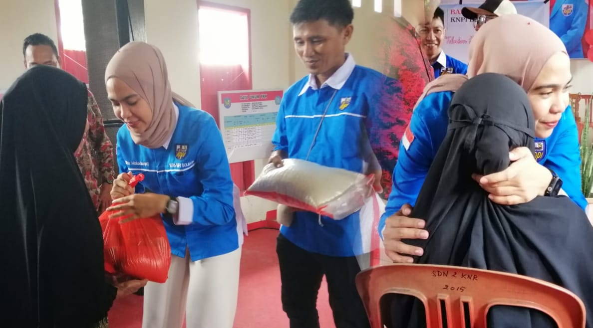 KNPI Bolmong Bagi Bagi Sembako Untuk Lansia di Daratan Dumoga
