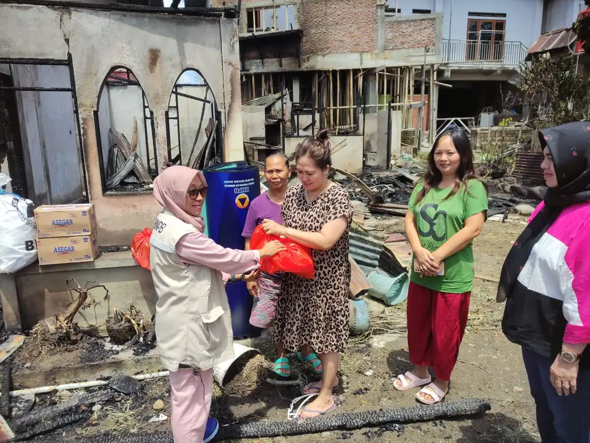 Pemkot Kotamobagu Salurkan Sembako Kepada Warga yang Tertimpa Musibah Kebakaran