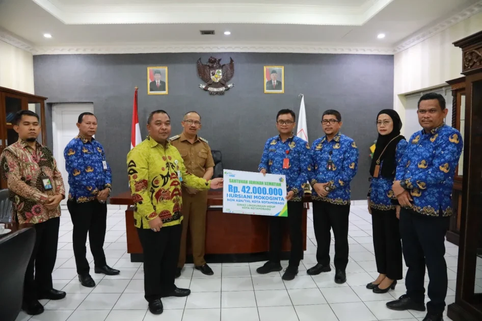 Pj Walikota Asripan Nani Bersama Sunardy Syahid Serahkan Santunan pada Ahli Waris Peserta BPJS Non ASN Kotamobagu