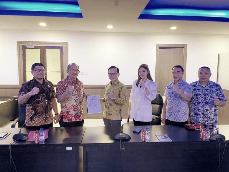 Wali Kota Asripan Nani Serahkan Proposal Pembangunan dan Pembenahan Gelora Ambang ke Kemenpora