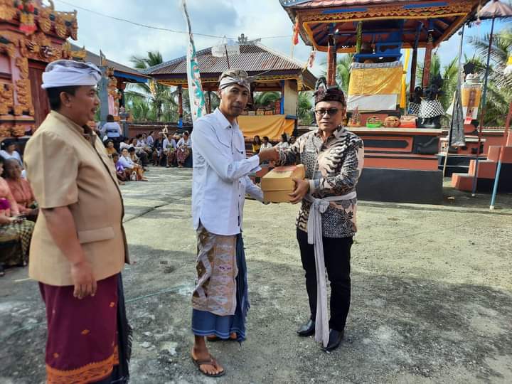Kakan Kemenag Bolmong Hadiri Perayaan Galungan Umat Hindu di Desa Kosio