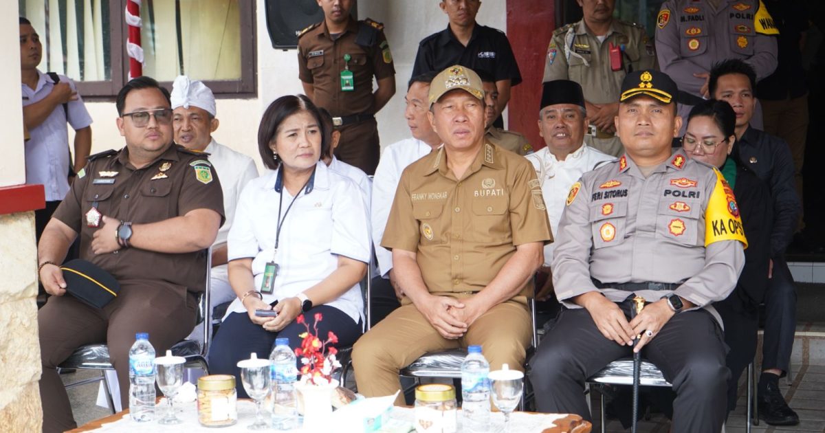 Bolmora.com Minahasa selatan 12pebruari2024 Bupati Minahasa Selatan BPK Frangky Donny Wongkar SH menghadiri apel pergeseran pasukan ( serpas ) personel pengamanan TPS dan doa Lintas agama dalam rangka kesiapan pengamanan pemilu 2024 bersama KPU, Bawaslu, TNI, Polri dan pemerintah kabupaten Minahasa selatan serta Linmas. Apel serpas Pam TPS tersebut dipimpin langsung oleh Kapolres Minahasa selatan AKBP Feri Sitorus,SIK,MH yang bertempat dilapangan Polres Minahasa Selatan. Hadir dalam acara tersebut adalah peserta apel yang terdiri dari gabungan TNI Polri,Linmas, pengawas pemilu dan kelompok panitia pemungutan suara. Rangkaian kegiatan diawali dengan simulasi pemungutan suara di TPS yang diperagakan oleh personel Polres Minahasa selatan, Linmas dan petugas KPPS dari KPU Minsel. Dalam apel tersebut Kapolres Minsel bersama seluruh jajaran Forkopimda dan penyelenggara pemilu 2024 melakukan pemeriksaan pasukan dan dilanjutkan dengan penyematan ban lengan Pam TPS serta penyerahan simbolis bekal kesehatan, dana satuan serta perlengkapan lainnya. Dalam acara ini turut hadir pula Wakil bupati Minahasa Selatan dan perutusan secaba Rindam XIII/ merdeka Amurang, Jajaran Polres Minsel TNI Tokoh agama, KPPS, Panwascam dan Linmas. Dalam kegiatan ini Kepala Badan Kesbangpol, Kepala Dinas perhubungan, kasatpol PP,plt serta Kadis Kominfo dan para camat Se kabupaten Minahasa Selatan turut mendampingi bupati untuk mendukung dan mensukseskan kegiatan pesta Demokrasi seluruh rakyat Indonesia umumnya dan rakyat kabupaten Minahasa khususnya. Sumber berita : Deki L Rangkaian apel dilanjutkan dengan row bersama lintas agama secara berturut-turut yang dipimpin langsung oleh para pemuka agama masing-masing yaitu dari Kristen Protestan, Katolik, Islam, Hindu dan Budha, dan diakhiri sesi foto bersama Forkopimda, KPU, Bawaslu, Linmas dan seluruh personel Pam TPS.
