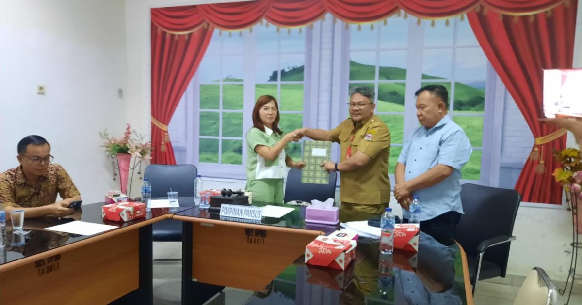 Bolmora.com Selasa 20 Pebruari 2024. Minahasa selatan Berdasar pada amanat undang undang pemerintah kabupaten Minahasa selatan menyampaikan finalisasi tindak lanjut hasil analisa dari kementrian dan pemerintah propinsi Sulawesi Utara mengenai rancangan perda pajak dan retribusi daerah kabupaten Minahasa selatan tahun 2024 kepada DPRD. Hasil evaluasi dimaksud antara lain adalah dari kementrian keuangan RI dengan surat nomor S -265/PK/PK.5/2023 tanggal 2 Desember 2023, Kementrian dalam negri surat nomor 900.1.13.1/21043/ keuda tanggal 21 Desember 2023 dan dari gubernur Sulawesi Utara dengan keputusan nomor 557 tahun 2023 tanggal 22 Desember 2023. Adapun esensi dari rancangan perda ini antara lain, jenis pajak dan retribusi dan wajib retribusi,objek pajak dan retribusi,dasar pengguna pajak,tingkat pengguna jasa retribusi serta tarif pajak dan retribusi. Sesuai amanat undang undang nomor 1 tahun 2022 bahwa terdapat rasionalisasi jenis retribusi daerah kabupaten Minahasa selatan yang ditujukan untuk kualitas pelayanan yang diberikan kepada masyarakat dan menciptakan ekosistim iklim usaha yang kondusif, meliputi: 1. Retribusi jasa umum dari 12 jenis pelayanan pada Perda kabupaten Minsel nomor 5 tahun 2022. Pada rancangan perda yang baru, hanya 4 jenis pelayanan yang di kenakan retribusi,dan sisanya di hapus yaitu : biaya cetak KTP dan akte catatan sipil, pelayanan pengujian kendaraan bermotor, pemeriksaan alat pemadam kebakaran,biaya cetak ,penyediaan/ penyedotan kakus,pelayanan tera/ tera ulang, biaya pelayanan pendidikan dan pengendalian menara telekomunikasi. 2. Retribusi perizinan tertentu dari 5 jenis pelayanan izin pada Perda kabupaten Minahasa Selatan no 6 tahun 2012. Pada pelayanan perda yang baru, hanya 2 jenis pelayanan izin yang dikenakan retribusi,sementara yang lain dihapus. Yaitu ijin tempat penjualan minuman beralkohol, ijin tempat, ijin usaha perikanan dan ijin gangguan. Daerah tidak dapat membeli jenis pelayanan/ objek retribusi sebab bertentangan dengan pasal 88 ayat (8) UU no 1 tahun 2022 yang berbunyi " penambahan jenis retribusi sebagaimana dimaksud pada ayat (1), ayat (8) dan ayat (4) ditetapkan dengan peraturan pemerintah" jadi tidak dapat ditambahkan dalam perda. Kegiatan pelayanan maupun perizinan yang sebelumnya dikenakan retribusi,kemudian sekarang dihapus oleh pemerintah kabupaten sesuai dengan amanat aturan tidak berarti bahwa pemerintah kabupaten tidak akan melakukan pelayanan terhadap usaha atau jenis pelayanan tersebut, melainkan pemerintah kabupaten tetap memberikan pelayanan ataupun perizinan tanpa pungutan kepada masyarakat karena merupakan suatu kewajiban pemerintah kabupaten untuk melakukan pelayanan kepada masyarakat yang membutuhkan termasuk, memberikan perizinan bagi penampungan cap tikus tidak lagi dikenakan biaya/ retribusi. Dan izin dimaksud akan diberikan melalui Dinas penanaman modal dan perizinan terpadu satu pintu ( PTSP ). Semua ini membuktikan keseriusan pemerintah Minahasa selatan sangat serius memperhatikan kesejahteraan rakyatnya melalui peraturan daerah ini yang pro rakyat. Melalui Dinas Penanaman Modal Perizinan Terpadu Satu Pintu yang sebelumnya berbayar , maka sejak diberlakukan perda nantinya akan gratis alias tidak berbayar. Rapat penyampaian tindak lanjut evaluasi rancangan perda ini di akhiri dengan penanda tanganan berita acara sebagai syarat finalisasi rancangan perda untuk memperoleh nomor register dari gubernur Sulut.hal ini disampaikan oleh kepala Bappeda kabupaten Minahasa selatan Melky Manus SSTP. Sumber Deki L.