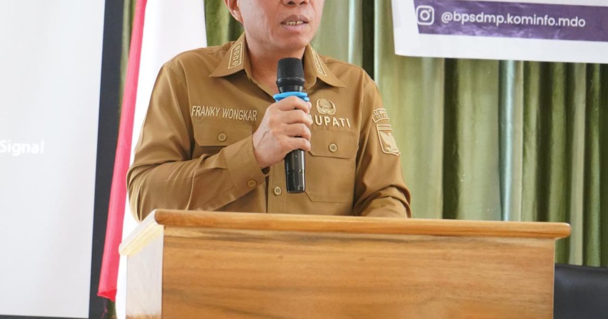 Bupati Minahasa Selatan Bapak Frangky Donny Wongkar SH membuka kegiatan pelatihan Digital Talent Scholarship (DTS), Digital Enterpreneurship Academy (DEA) dan Kewirausahaan Digital Dasar ( KDD ) Kementrian Kominfo RI Badan Pengembangan Balai Pengembangan SDM dan Penelitian Komunikasi dan Informatika ( BPSDMP Kominfo) Manado yang bekerja sama dengan Pemerintah Kabupaten Minahasa Selatan. Pembukaan acara tersebut dilaksanakan pada tanggal 26 Pebruari 2024 bertempat di Villa Sutan Raja Amurang dengan jumlah peserta kurang lebih 150 orang, dan akan dilaksanakan selama dua hari sejak dibukanya pada hari ini. Pelatihan DTS dan DEA ini mengangkat tema "Pelatihan Kewirausahaan Digital Dasar di kabupaten Minahasa Selatan tahun 2024. Dalam sambutannya Bupati Minsel menyampaikan bahwa selaku Kepala Daerah beliau memberikan apresiasi serta ucapan te rima kasih kepada kementrian Kominfo Republik Indonesia melalui balai pengembangan sumber daya dan penelitian komunikasi informatika Manado yang telah menginisiasi terlaksananya kegiatan ini. Diharapkan kegiatan ini akan menghasilkan sumber daya manusia yang unggul untuk mempercepat transformasi digital bidang kewirausahaan dalam rangka meningkatkan ekonomi digital, serta terciptanya peluang dan kerjasama kondusif yang nantinya akan membantu perbaikan ekonomi. Hadir dalam kegiatan ini, Kepala BPSDMP Kominfo Manado BPK Arsyad S.Kom, M.I.Kom, bersama tim serta seluruh peserta kegiatan, dan mendampingi bupati Minahasa Selatan adalah Kepala Dinas Pemuda dan Olah Raga BPK Fietber Raco beserta jajarannya dan staf ahli Bupati. Sumber : Deki L.