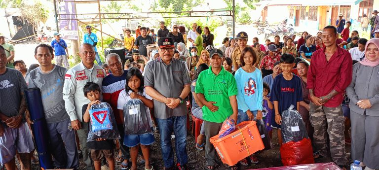 Bupati Limi Mokodompit Serahkan Bantuan Korban Kebakaran di Desa Mopugad