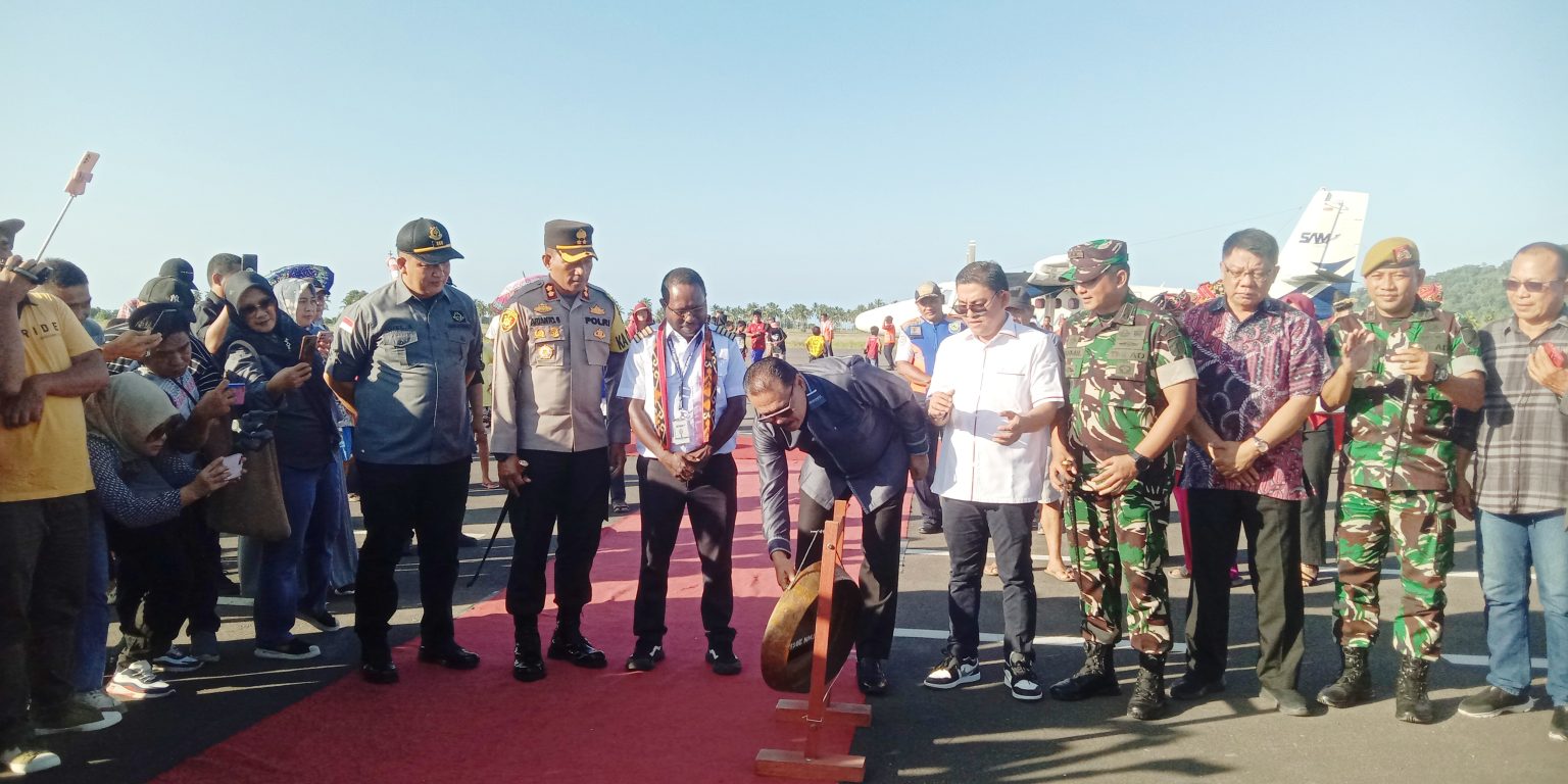 Bupati Limi Mokodompit Saksikan Pendaratan dan Lepas Landas Pesawat ATR Sam AIR di Bandara Lolak