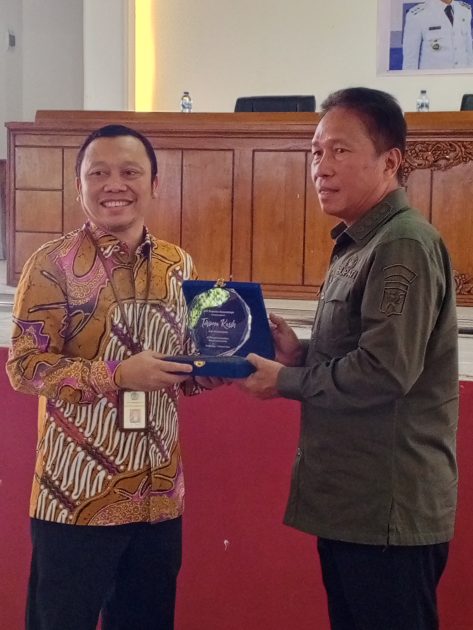 Bolmora.com. Minahasa Selatan Jumat 23pebruari 2024 Bertempat di aula waleta kantor bupati Minahasa Selatan bupati Frangky Donny Wongkar menekankan bahwa pajak merupakan kontribusi wajib kepada negara yang terhutang oleh orang pribadi atau badan yang bersifat memaksa berdasarkan undang undang, dengan tidak mendapatkan imbalan secara langsung dan dipergunakan sebesar besarnya bagi kemakmuran rakyat, sebagaimana aturan yang berlaku. Wajib pajak akan dikenakan sangsi administrasi sebesar seratus ribu rupiah untuk SPT pajak penghasilan wajib pajak orang pribadi yang tidak dilaporkan. Menjadi harapan kedepan juga langkah pemadaman NIK dan NPWP dapat mewujudkan adminstrasi perpajakan yang efektif dan efisien mendukung kebijakan satu data Indonesia. Dalam kegiatan ini juga Bupati FDW melaporkan SPT tahunan tahun pajak 2023 dan dilanjutkan dengan penyerahan piagam penghargaan dari kepala kantor pelayanan pajak pratama Kotamobagu bagi perangkat daerah berprestasi. Dalam kesempatan tersebut bupati Minahasa selatan Bapak Frangky Donny Wongkar SH menyampaikan bahwa menjadi kewajiban kita sebagai warga masyarakat untuk menyampaikan laporan SPT, dan selaku pemerintah Daerah sangat berterima kasih atas kerja sama ini sehingga bisa berkolaborasi dengan pihak perpajakan. Bupati FDW menghimbau para ASN yang ada di jajaran pemerintah kabupaten Minahasa Selatan untuk semua tingkatan agar menjadi motor penggerak dalam melaporkan SPT tahunan tahun pajak 2023 mengakhiri pidatonya. Hadir dalam kegiatan ini, para asisten sekda, seluruh kepala perangkat Daerah, kepala kantor pelayanan pelayanan pajak Pratama Kotamobagu Bapak Sayamsuria SH, M.Hum, bersama jajarannya antara lain,kepala seksi pengawasan V kantor pelayanan pajak Pratama Kotamobagu Bapak Endy Cahyadi SE,MA dan kepala kantor pelayanan, penyuluhan dan konsultasi perpajakan Amurang Bapak Rois Antoni SAP