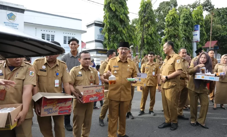 Asripan Nani Bagikan Takjil Buka Puasa untuk Warga yang Melintasi Kantor Wali Kota Kotamobagu