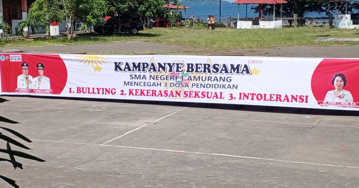 Bolmora.com Minahasa Selatan Jumat 01maret 2024 Bertempat di halaman sekolah SMAN 1 Amurang kepala cabang dinas pendidikan Sulawesi Utara cabang Mitra - Minsel mengkampanyekan sekolah bebas tiga dosa besar yaitu anti Bulying, Anti kekerasan seksual dan anti Intoleransi. Dalam sambutannya Kepala Dinas pendidikan cabang Mitra- Minsel Bapak Arie E Toloh SE menyampaikan bahwa beliau merasa bangga dan sangat mengapresiasi sambutan program Dinas Pendidikan Propinsi yang telah mencanangkan kampanye tiga dosa besar ini yang pertama kalinya diselenggarakan di SMAN 1 Amurang diantara sekolah sekolah lanjutan atas yang bertaburan di Sulawesi Utara. Bulying,Kekerasan seksual dan Intoleran adalah tiga dosa besar yang harus dijauhi bahkan di musnahkan dari peradaban bangsa ini jika bangsa ini menginginkan generasi mudanya bermartabat dan berkehidupan sosial yang tinggi apalagi bagi siswa siswi sekolah tingkat atas yang sebentar lagi akan memasuki jenjang pendidikan yang lebih tinggi ketika menyelesaikan pendidikannya di bangku SMA. Siapkan mental anda untuk menolak segala bentuk intimidasi dan kekerasan agar terhindar dari segala bentuk konflik internal bangsa wahai putra putri bangsa Indonesia ujar beliau menutup sambutannya. Pada kesempatan itu juga Kapolres Minahasa Selatan yang diwakili oleh AKP Lutam Sik.menjelaskan arti dari tiga dosa besar yang harus dijauhi oleh generasi muda yaitu para siswa dan siswi. Jangan jadikan dirimu korban dari segala bentuk kekerasan ini. Bulying, Kekerasan seksual dan Intoleran adalah tiga dosa besar yang harus dihindari ,pahamilah segala akibat yang akan terjadi jika kalian terjebak dalam tiga dosa besar ini. Masa depan kalian akan suram, harapan orang tuamu akan hancur dan kalian akan gagal menggapai cita cita masa depan nanti jika kalian tidak menghindar dari tiga hal ini. Dalam kesempatan ini juga beliau mengajak para siswa dan siswi untuk sepakat menolak semua bentuk kekerasan dan melakukan hal hal yang baik sambil menjaga kerukunan antar siswa,saling menghormati dan menghargai perbedaan yang ada, karena perbedaan itu sebenarnya adalah suatu kekuatan besar untuk menggapai cita cita. Kita boleh beda, tapi perbedaan itu harus dijadikan motivasi seperti jari tangan kita yang beda, fungsi yang berbeda,tapi bisa menunjang satu sama lain dalam satu kesatuan ketika kita bekerja sama fokus menuju cita cita pungkasnya. Kepala Sekolah SMAN 1 Amurang Bapak Swingly Liow Spd.gr. ketika di wawancarai awak media mengaku sangat berterimakasih kepada Kepala Dinas Pendidikan propinsi Sulawesi Utara cabang Mitra- Minsel dengan ditunjuknya SMAN 1 Amurang sebagai tuan rumah dengan harapan agar siswa siswi binaannya menjadi generasi muda yang nantinya akan terhindar dari masalah tiga dosa besar itu. Sumber Deki L
