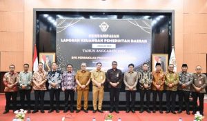 Bupati Boltim berfoto bersama pimpinan daerah lainnya di BPK RI perwakilan Sulut