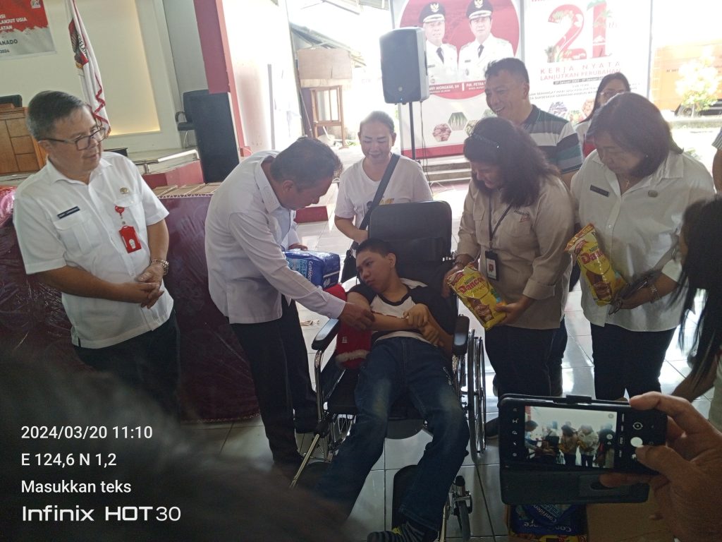 Sentra Tumou Tou Manado Serahkan Bantuan
