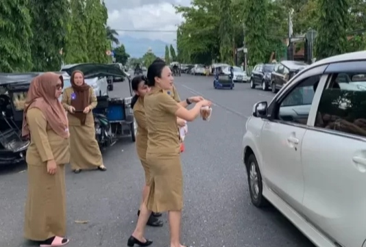 Semarak Ramadhan 1445 Hijriah, ASN Pemkot Kotamobagu Bagikan Takjil ke Masyarakat