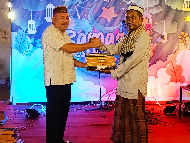 Sadam Serahkan Bantuan Kepada Imam dan Pegawai Syar'i Buyat Bersatu
