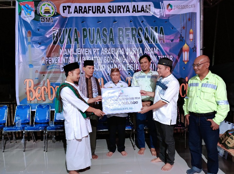 Penyerahan bantuan uang tunai kepada yayasan Rumah Fiqih Nurul Fatiha Desa Bulawan