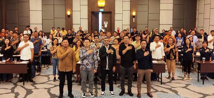 Komisi Pemilihan Umum (KPU) Kabupaten Minahasa Tenggara (Mitra) mengadakan rapat evaluasi kinerja badan Adhoc bersama penyelenggara pemilu serentak.