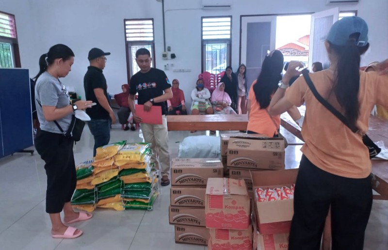 Warga Serbu Pasar Murah di Desa Buyat Satu