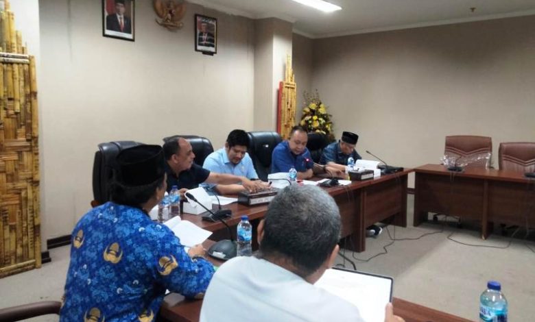DPRD Provinsi Sulawesi Utara (Sulut) lewat Panitia Khusus (Pansus) terus bahas rancangan peraturan daerah (Ranperda) Haji agar segera ditetapkan menjadi peraturan daerah (Perda).
