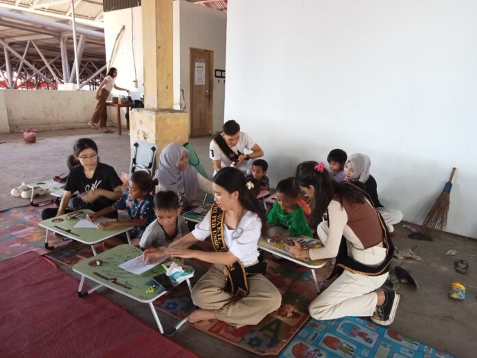 Mahasiswa FEB Unsrat Berbagi Pengetahuan kepada Anak-Anak Binaan Komunitas Dinding Manado