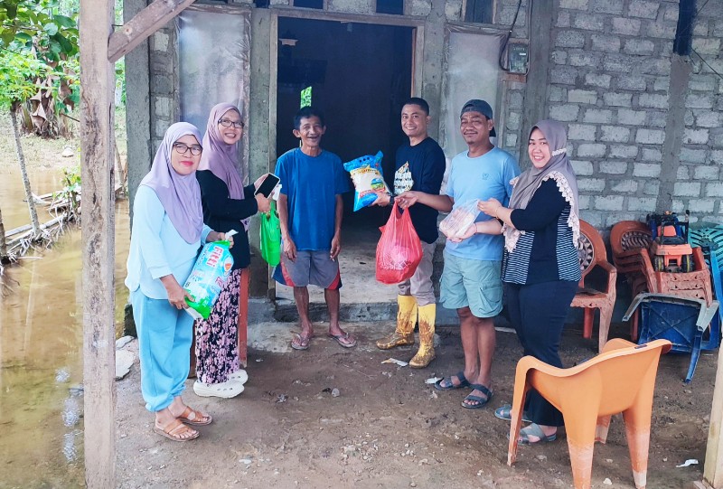Pemdes Buyat Satu Serahkan Bantuan Kepada Warga Terdampak Banjir