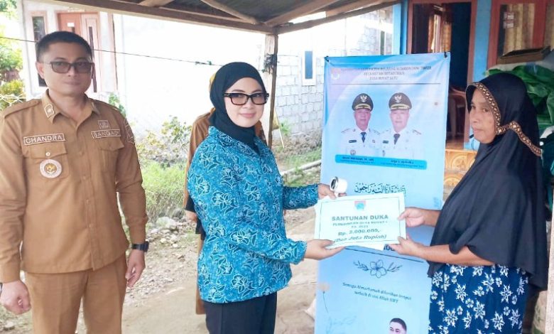 Ketua TP-PKK Boltim Serahkan Santunan Duka di Desa Buyat Satu