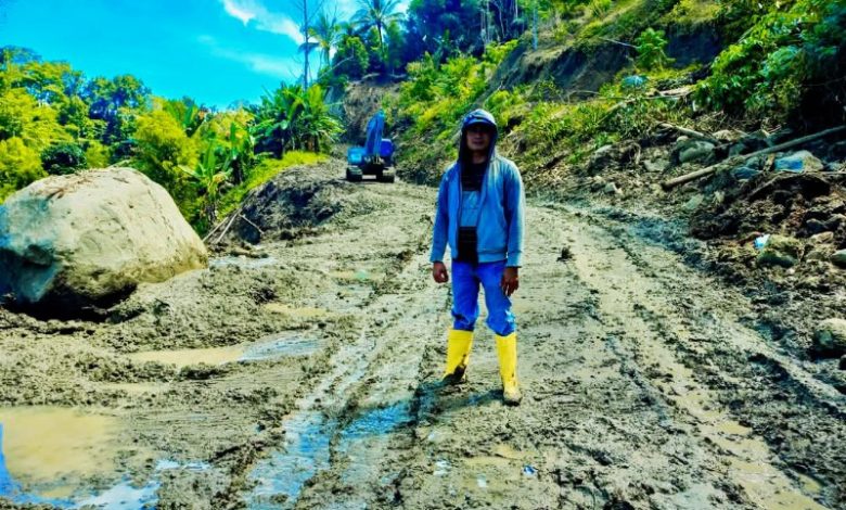 Setelah Dibersihkan Dari Material Longsor, Jalan Buyat-Bukaka Sudah Bisa Dilalui