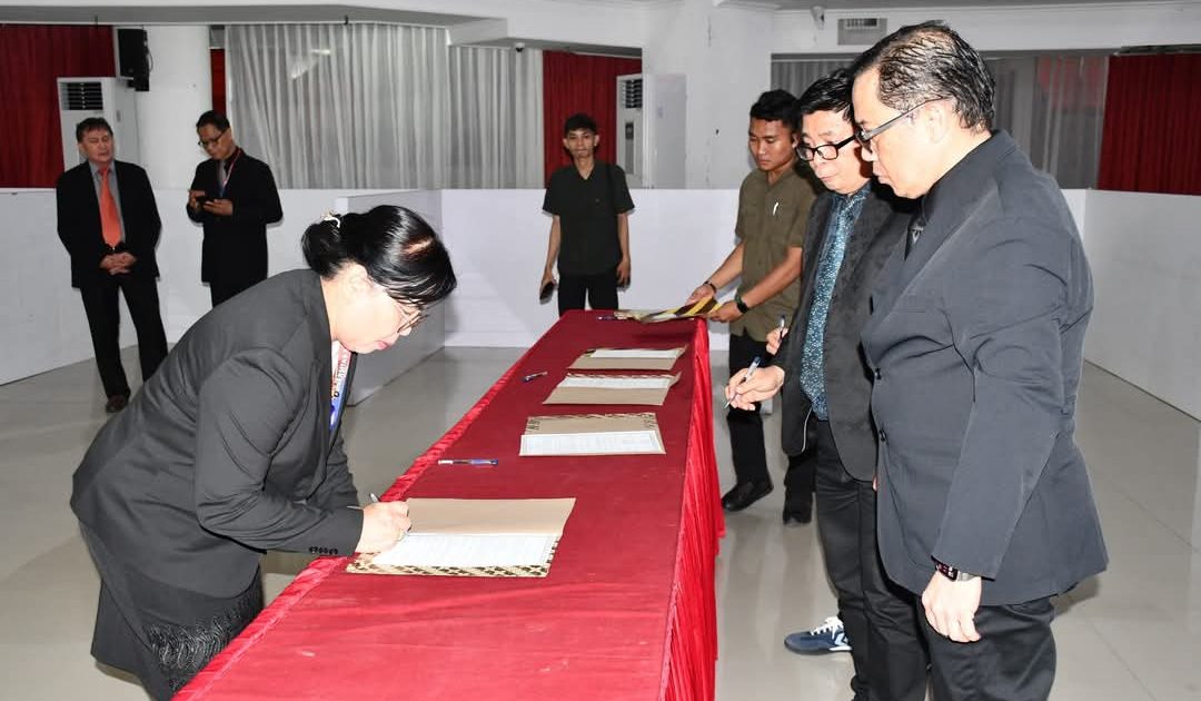 Lantik Pejabat di Lingkup Unsrat, Prof Sompie Imbau Bekerja Penuh Dedikasi