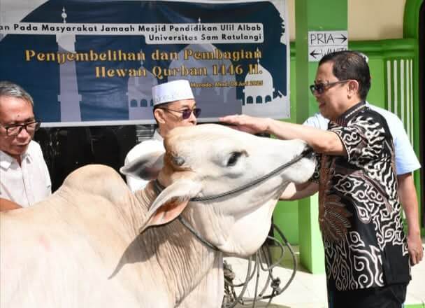 Momen Hari Raya Idul Adha, Rektor Unsrat Manado Serahkan Dua Ekor Sapi Kurban
