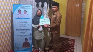 Pemdes Buyat Satu Serahkan Santunan Duka Kepada Warganya