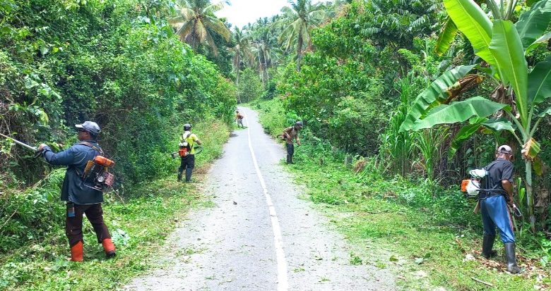 Pemdes Buyat Satu Laksanakan Pemangkasan Rumput di Pinggiran Jalan Penghubung Buyat-Bukaka