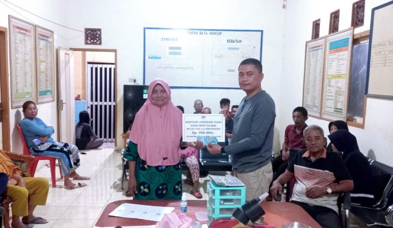 Pemdes Buyat Satu Salurkan BLT Tahap Ketiga