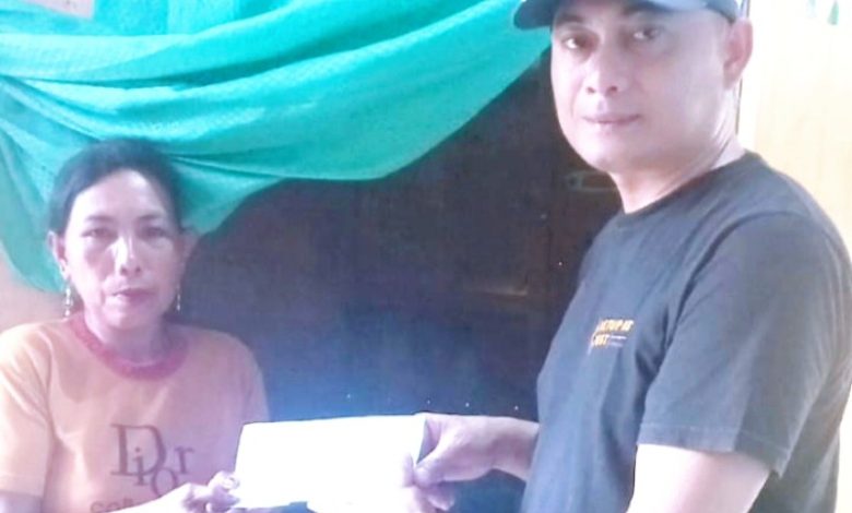 Pemdes Buyat Satu Serahkan Bantuan Kepada Warga Yang Sedang Sakit