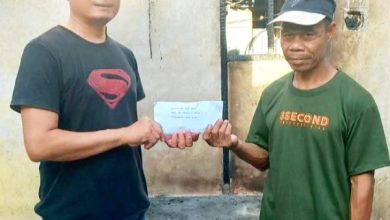 Pemdes Buyat 1 Berikan Bantuan Pada Korban Kebakaran di Buyat 2