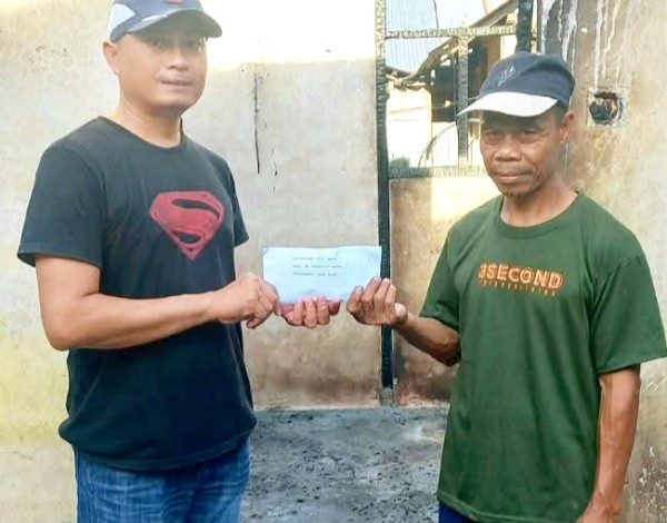 Pemdes Buyat 1 Berikan Bantuan Pada Korban Kebakaran di Buyat 2