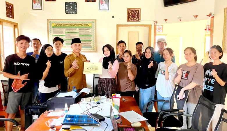 15 Mahasiswa Desa Buyat 1 Terima Bantuan Study Rp 5 Juta