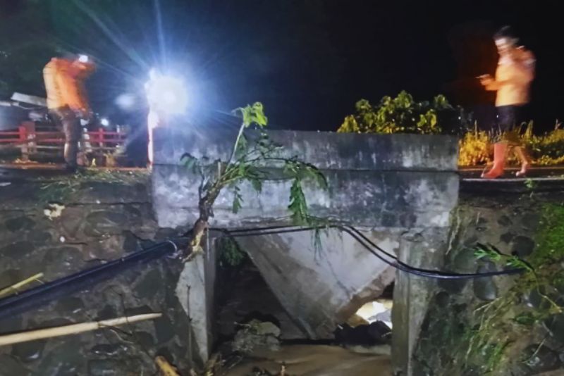 Jalan Pinogaluman–Dumoga amblas