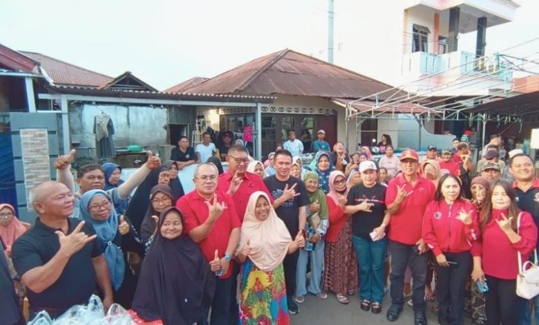 PDI Perjuangan Minahasa Selatan Bagikan Takjil