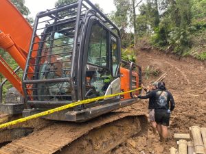 Anggota Polres Boltim memasang police line di Excavator yang melakukan aktivitas PETI di Garini Buyat