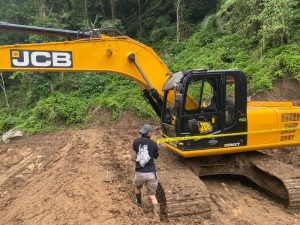 Anggota Polres Boltim memasang police line di Excavator yang melakukan aktivitas PETI di Garini Buyat